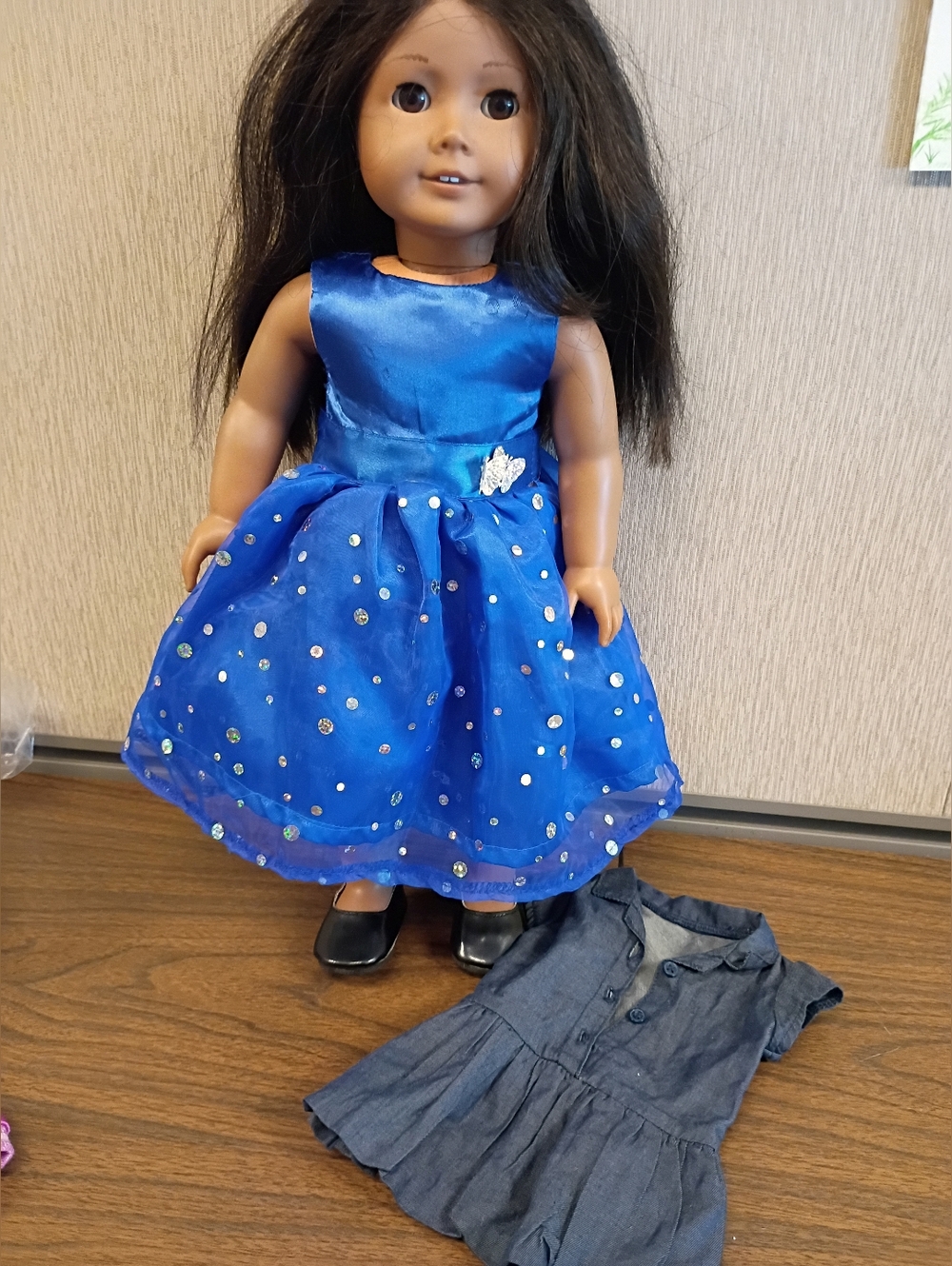 2013 American Girl Doll Brown Hair, Dark Skin w/2 Dresses... please see pics